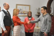 Leon verträgt sich wieder mit Hubert und Uschi. Von links: Hubert (Bernhard Ulrich), Uschi (Silke Popp), Sevim (Özay Aslanhan) und Leon (Joel Akgün).