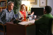Gelingt es Mike (Neil Flynn, l.) und Sue (Eden Sher, M.), Miss Teegarden (Carlease Burke, r.) dazu zu bewegen, Sue wieder am College aufzunehmen, obwohl sie die Kosten momentan nicht decken können?