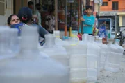 Die Bevölkerung von Bangalore muss lange Wartezeiten in Kauf nehmen, um Wasser zu erhalten.