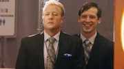 Trent Hazlit (Gregg Henry, l.), Geschäftsführer von 'Poggio Toys' und sein Assistent Pantani (Riley Donahue) sind Kinder und Spielzeuge scheinbar völlig egal. Sie wollen einen neuen Plüschhund veröffentlichen, der jedoch für Kleinkinder sehr gefährlich ist.