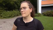 Sabrinas Auszug aus ihrer Schimmelwohnung steht kurz bevor und sie will vorher noch ihre Möbel verkaufen.