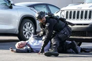 Sergeant Daniel 'Hondo' Harrelson (Shemar Moore, r.)