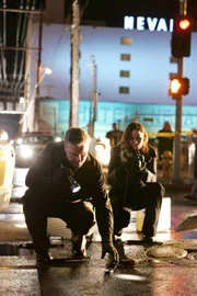 Eine junge Frau wurde bei einem Verkehrsunfall erschossen. Grissom (William Petersen) und Sara (Jorja Fox) untersuchen den Tatort nach Spuren, die zu dem Täter führen könnten...