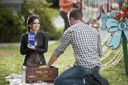 Gegen ihre eigentlichen Vorsätze bietet Zoe (Rachel Bilson, l.) für Wades (Wilson Bethel, r.) Wohltätigkeitskorb, doch sie ist nicht die Einzige ...