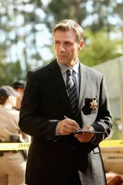 Detective Vartann (Alex Carter) versucht mit Hilfe des CSI-Teams den tödlichen Balkonsturz eines Mannes zu klären: War es ein Unfall oder Mord?