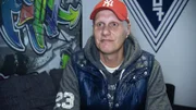 Corona macht Elvis und seiner Familie zu schaffen: Sechs der sieben Kinder können nicht zur Schule. Sie haben Distanzunterricht. Katrin versucht, ihnen zu Hause beim Lernen zu helfen.