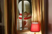 Sue setzt alles daran, ihr altes Zimmer von Brick (Atticus Shaffer) zurückzubekommen, als sie übers Wochenende zu Hause ist ...