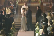 Was ist bei der Hochzeit los? Catherine (Kristin Kreuk, l.) und Vincent (Jay Ryan) können nicht wiederstehen, dem verdächtigen Verhalten der anwesenden Polizisten nachzugehen ...