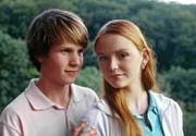 MDR Fernsehen FAMILIE DR. KLEIST II. STAFFEL FOLGE 22, "Das harte Herz", am Samstag um 10:45 Uhr. Piwi (David Bode, l.) ist zum ersten Mal verliebt - in Nadja (Theresa Schwierske, r.).