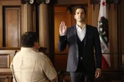 Versucht, das Verfahren gegen den Mörder von Chloes Vater positiv zu beeinflussen, als der wichtigste Zeuge der Staatsanwaltschaft ermordet wird: Lucifer (Tom Ellis) ...