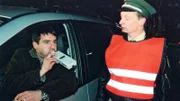 Hendrik (Ulrich Drewes, li.) hat die Nachricht von der Schwangerschaft seiner Frau mit reichlich Alkohol gefeiert und gerät in eine Polizeikontrolle. (re. Martin Heesch)