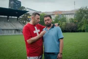 Te Berberi – Wächst ja wieder Folge 4 – Eye of the Tig-Hair Rocki erklärt Daut die Fussballregeln; Vedat Bajrami als Rocki, Florim Brajshori als Daut