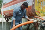 Wasserlieferanten stehen in Bangalore wegen der Wasserknappheit im Dauereinsatz.
