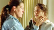 Walter (Katy Karrenbauer, li.) macht Stefanie (Isabelle Stoffel) klar, dass sie es absolut nicht billigt, dass in der Zelle Heroin konsumiert wird...