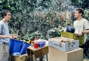 Um das Gerümpel in der Garage loszuwerden, organisieren Reese (Justin Berfield, r.) und Malcolm (Frankie Muniz, l.) einen Garagenverkauf, was jedoch in einem großen Schlamassel endet ...