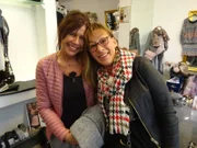 Jeanette (l.) und Shoppingbegleitung Manuela