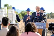 Mayor Neil Bremer (Ted Danson)