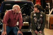 Ein gemeinsamer Angelausflug wartet auf Howard (Simon Helberg, r.) und seinen Schwiegervater (Casey Sander, l.) ...