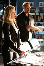 Ein brutaler Fußfetischist hält die CSI-Experten Catherine Willows (Marg Helgenberger) und Gil Grissom (William Petersen) auf Trab.