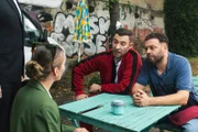 Te Berberi Folge 5 – Vorhair/Nachhair Die Verhandlung verlangt nach einem Pokerface: Sandra Sieber als Managerin, Vedat Bajrami als Rocki  und Florim Brajshori als Daut  2024 Regie: Jyri Pasanen  Drehbuch: Arne Kohlweyer, Garrick Lauterbach, Urs Humbel Produktion: Shocki Film