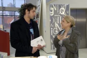 Anna (Jeanette Biedermann, r.) muss im Gespräch mit Jonas (Roy Peter Link, l.) feststellen, dass für ihn die "Konfrontationstherapie" noch lange nicht beendet ist.