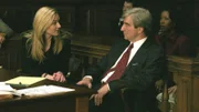 Die Staatsanwälte Jack McCoy (Sam Waterston, re.) und Serena Southerlyn (Elisabeth Rohm, li.) beraten sich im Gericht im Mordfall RC Flex.