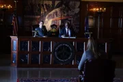 Eine Besprechung mit sehr hohen Vorgesetzten bringt Kate (Stana Katic, vorne) aus der Fassung ...