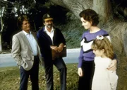 Gail (Judith Chapman, 2.v.r.) will von ihrer berühmten Mutter nichts mehr wissen und sich nur um ihre Tochter kümmern. Jonathan (Michael Landon, l.) und Mark (Victor French, 2.v.li.) sind stolz.