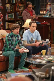 Während die Mädels auf die Idee kommen, Disneyland zu besuchen, sollen Leonard (Johnny Galecki, r.), Sheldon (Jim Parsons, M.) und Howard (Simon Helberg, l.) junge Mädchen für die Wissenschaft begeistern ...
