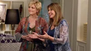 Angela Rizzoli (Lorraine Bracco, r.) und Rene Sparks (Beverly Leech) sind Großmütter geworden. Sie freuen sich, schon bald ihr Enkelkind in den Arm nehmen zu können.