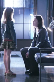 Welchen Grund hat die 12-jährige Hannah (Juliette Goglia, li.), die Schuld für das schreckliche Verbrechen an Stacy auf sich zu nehmen? CSI-Mitarbeiterin Sara (Jorja Fox) versucht das Vertrauen des Mädchens zu gewinnen, um die Wahrheit herauszufinden...