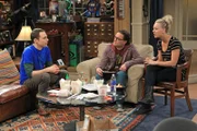 L-R: Sheldon Cooper (Jim Parsons), Leonard Hofstadter (Johnny Galecki), Penny (Kaley Cuoco)