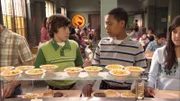 v.li.: Greg Wuliger (Vincent Martella), Chris (Tyler James Williams)