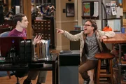L-R: Sheldon Cooper (Jim Parsons), Leonard Hofstadter (Johnny Galecki)
