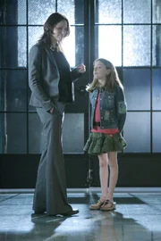 Welchen Grund hat die 12-jährige Hannah (Juliette Goglia, l.), die Schuld für das schreckliche Verbrechen an Stacy auf sich zu nehmen? CSI-Mitarbeiterin Sara (Jorja Fox) versucht das Vertrauen des Mädchens zu gewinnen, um die Wahrheit herauszufinden...