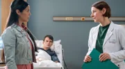 Dr. Maria Weber (Annett Renneberg, re.) hat leider schlechte Nachrichten für Mike Wiesinger (Anton Andreew, mi.) und dessen Schwester Anna (Meryl Marty, Ii.). Die Umstände erfordern eine Verlegung Mikes in eine andere Klinik.