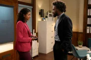 Mikaela (Vella Lovell) und James (Yedoye Travis)