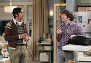 Während es zwischen Sheldon und Leonard zu einem Streit kommt, kümmert sich Raj (Kunal Nayyar, l.) um Mrs. Wolowitz, da Howard (Simon Helberg, r.) nicht vor Ort ist ...
