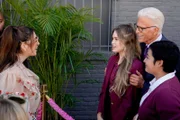 L-R: Titi B (Josie Totah), Orly (Kyla Kenedy), Mayor Neil Bremer (Ted Danson) und Ceviche (Tess Aubert)