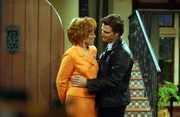 Nichts ahnend lässt sich Evelyn (Holland Taylor, l.) auf Bill (Chris O'Donnell, r.) ein ...