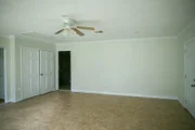 Wird dieses heruntergekommene Haus wirklich zum neuen Wohntraum für das junge Pärchen mit ihrem kleinen Sohn? Kaum vorstellbar, aber die Umbau-Helden Jo und Chip sind Profis und lassen sich in Sachen Renovierung, Design und Einrichtung nichts vormachen ...