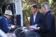 Als ein Militärpolizist ermordet aufgefunden wird, beginnt für Ducky (David McCallum, l.), Tony (Michael Weatherly, M.) und Gibbs (Mark Harmon, r.) die Arbeit ...