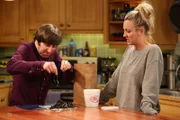Penny (Kaley Cuoco, r.) bereitet Howard (Simon Helberg, l.) auf seinen Angelausflug mit seinem Schwiegervater vor ...