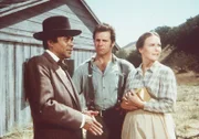 Dr. Caleb Ledoux (Don Marshall, l.) gibt der schwangeren Jenny Sherman (Anne E. Lurry, r.) einen Rat, aber ihr Mann Nathan (John Shearin, M.) zweifelt an der Kompetenz des Arztes.