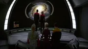 L-R: Neelix (Ethan Phillips), Chakotay (Robert Beltran), Kathryn Janeway (Kate Mulgrew), Seven of Nine (Jeri Ryan) und Harry Kim (Garrett Wang)
