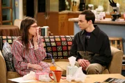 Selbst als Amy (Mayim Bialik, l.) bereits wieder gesund ist, spielt sie weiterhin die Kranke, um Berührungen von Sheldon (Jim Parsons, r.) zu erhalten. Doch Sheldon entdeckt bald den Betrug und erklärt, dass er sie bestrafen muss, damit so etwas nicht wieder vorkommt ...