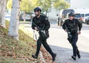 Sergeant David 'Deacon' Kay (Jay Harrington, l.)