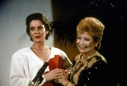 Phoebe Hall (Gloria De Haven, r.) und Tochter Gail (Judith Chapman, l.) haben nach jahrelangem Streit wieder zueinandergefunden.