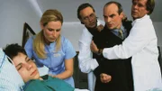 Dr. Frank (Sigmar Solbach, r.) und Dr. Roehrs (Siemen Rühaak, M.) müssen den gewaltätigen Bernhard (Hans Georg Panczak) sogar am Krankenbett seines Sohnes (Christian Polito) bändigen. Schwester Petra (Annette du Moulin) beruhigt den Jungen.