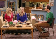 L-R: Bernadette Rostenkowski (Melissa Rauch),Penny (Kaley Cuoco), Sheldon Cooper (Jim Parsons)